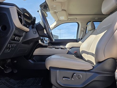 Used 2024 Ford Expedition Limited image 11