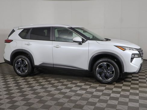 Used 2024 Nissan Rogue SV image 12