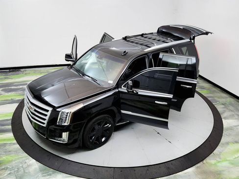 Used 2019 Cadillac Escalade Luxury AWD/4WD image 35