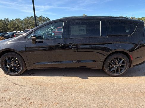 New 2026 Chrysler Pacifica Select w/ S Appearance Package FWD image 11