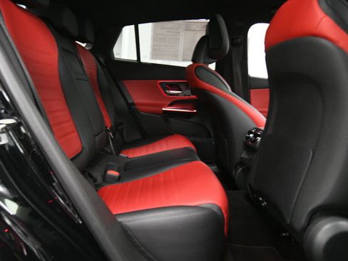 Used 2025 Mercedes-Benz GLC 300 4MATIC image 27