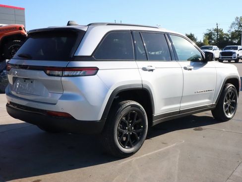 New 2025 Jeep Grand Cherokee Altitude image 21