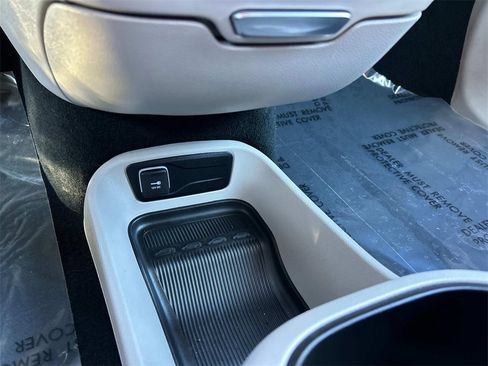 Used 2024 Chrysler Pacifica Touring-L image 36