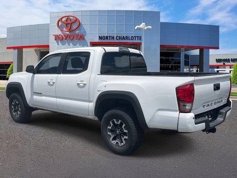Used 2017 Toyota Tacoma TRD Off-Road w/ Premium & Technology Package AWD/4WD image 4