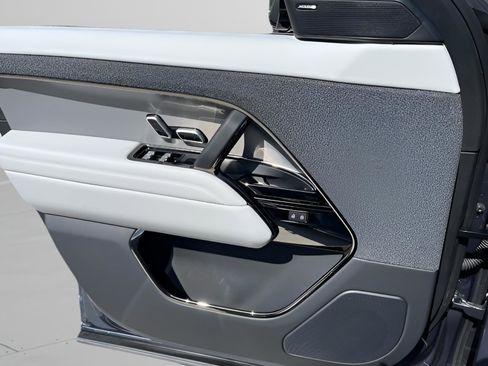 Used 2025 Land Rover Range Rover Sport image 29