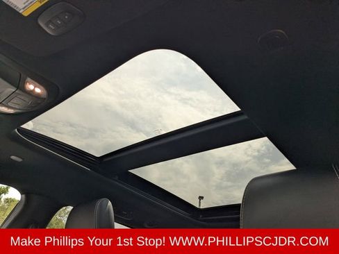 Used 2025 Chrysler Pacifica Premium FWD image 19