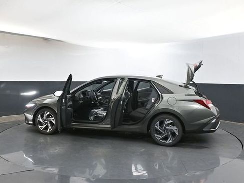 Used 2025 Hyundai Elantra Sport image 41