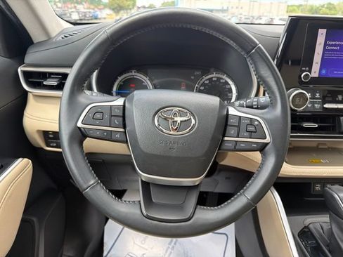 Used 2023 Toyota Highlander XLE AWD/4WD image 18