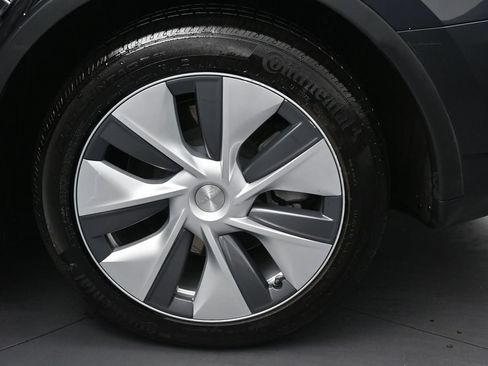 Used 2024 Tesla Model Y Long Range AWD/4WD image 31