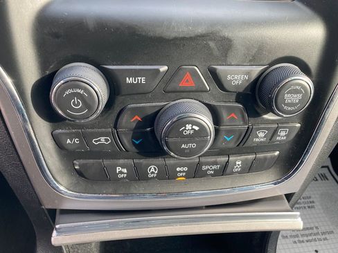 Used 2020 Jeep Grand Cherokee Laredo image 24