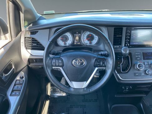 Used 2020 Toyota Sienna SE image 12