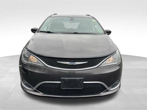 Used 2018 Chrysler Pacifica Touring-L w/ Tire & Wheel Group FWD image 10