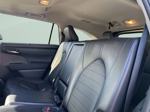Used 2023 Toyota Highlander XLE image 19