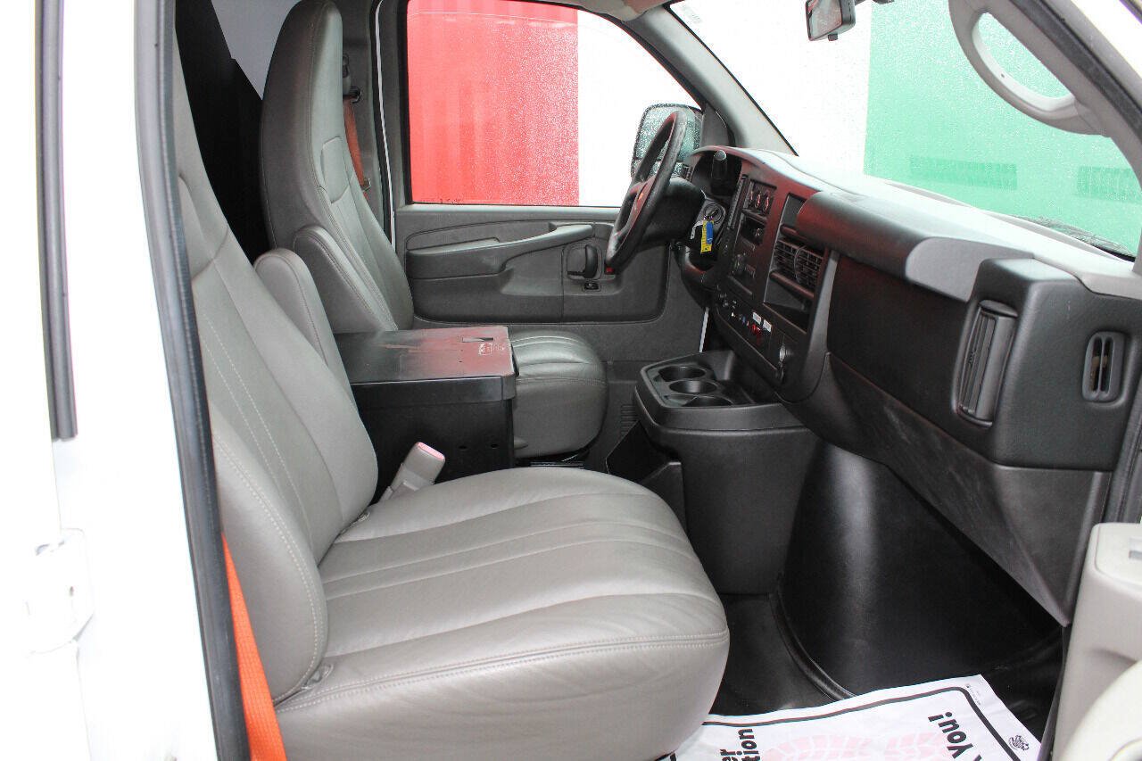 Used 2014 Chevrolet Express 2500 RWD image 14