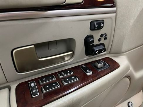 Used 2005 Lincoln Town Car Signature Limited RWD image 29