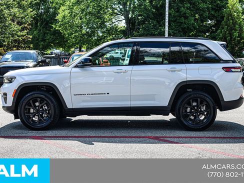 Used 2025 Jeep Grand Cherokee Altitude AWD/4WD image 10