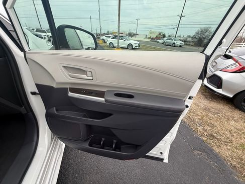 Used 2021 Toyota Sienna LE image 22