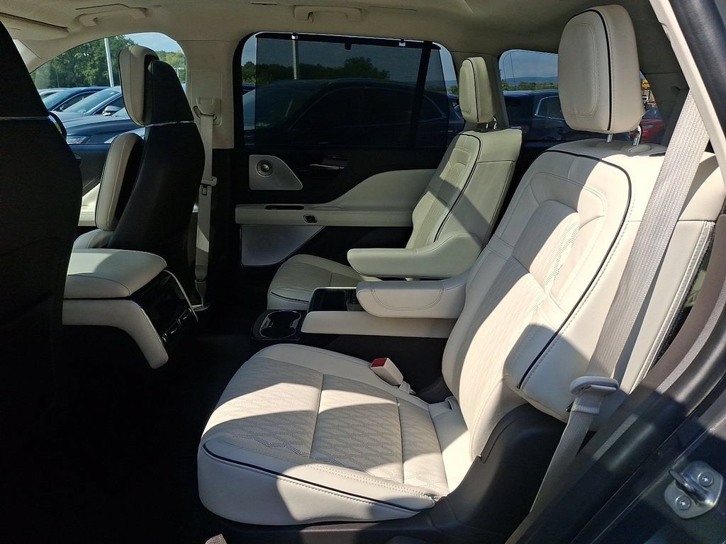 Certified 2023 Lincoln Aviator Black Label w/ Dynamic Handling Package AWD/4WD image 10