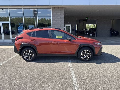 Used 2024 Subaru Crosstrek 2.0i Premium AWD/4WD image 2