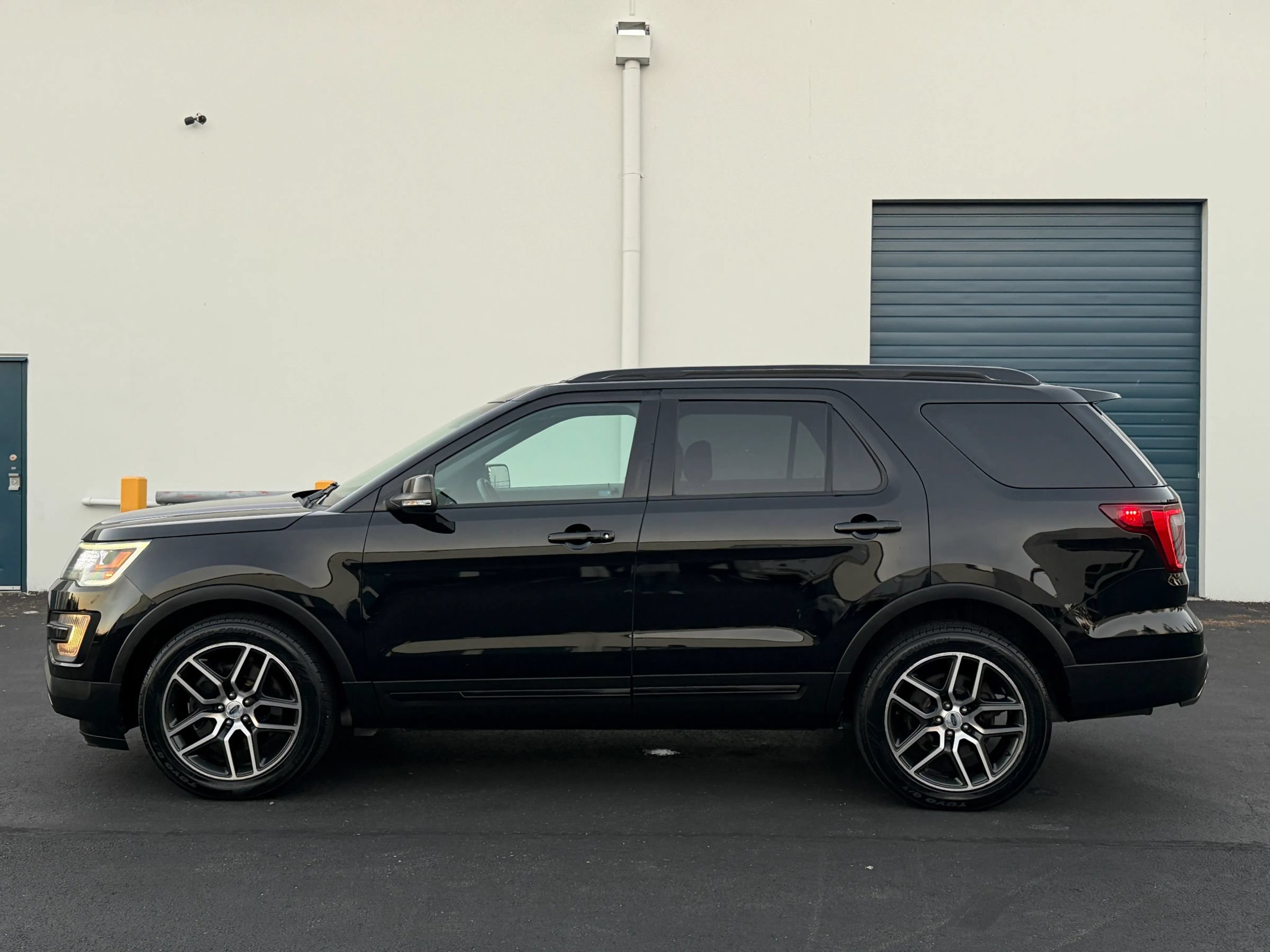 Used 2016 Ford Explorer Sport w/ Equipment Group 401A AWD/4WD image 2