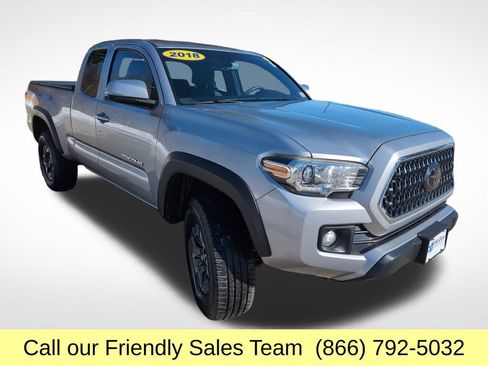 Used 2018 Toyota Tacoma TRD Off-Road w/ Technology Package image 9