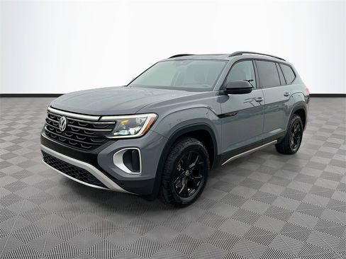 Used 2024 Volkswagen Atlas Peak Edition SE image 3