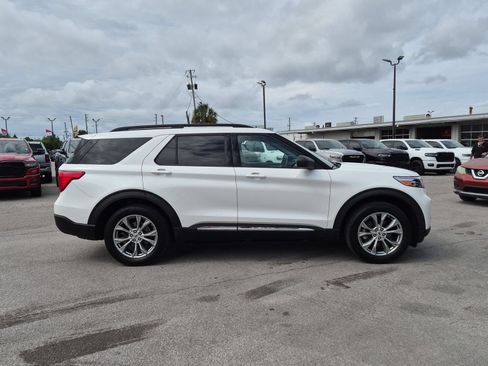 Used 2021 Ford Explorer XLT w/ Equipment Group 202A AWD/4WD image 4