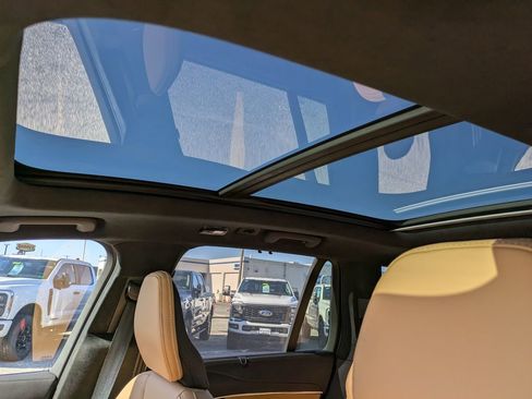 Certified 2024 Volvo XC90 B6 Ultimate w/ Lounge Package image 20