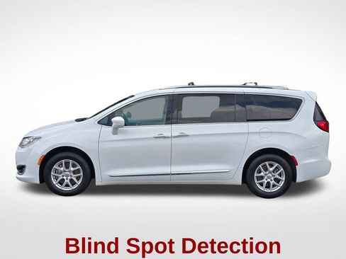 Used 2020 Chrysler Pacifica Touring-L FWD image 16