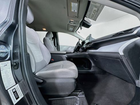 Certified 2025 Toyota Sienna LE FWD image 28