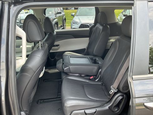 Used 2024 Kia Carnival LX FWD image 29