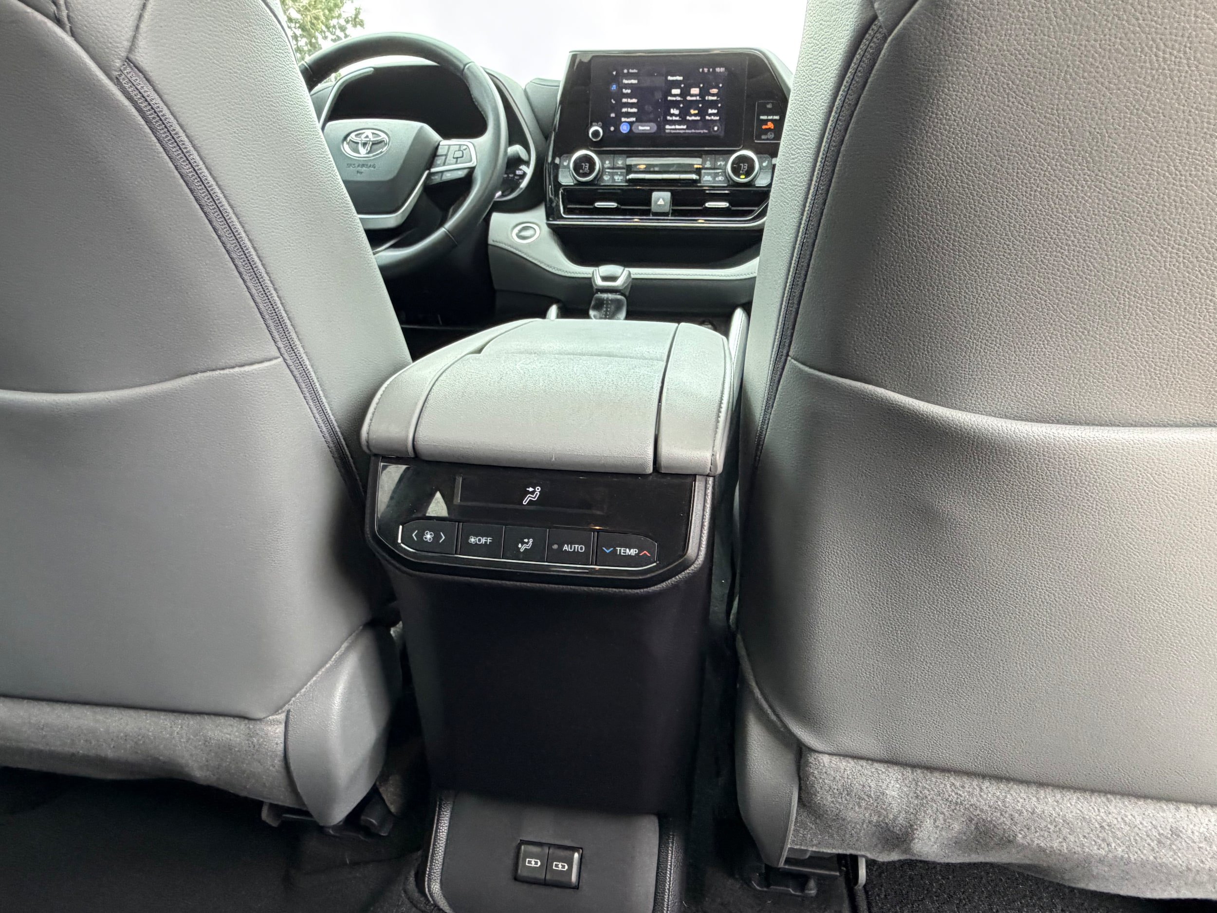 Used 2024 Toyota Highlander XLE FWD image 15