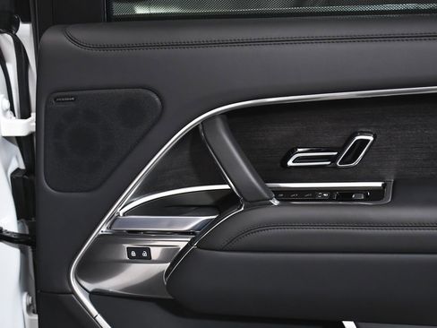 Used 2025 Land Rover Range Rover SE image 16