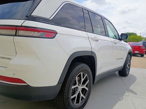 Used 2024 Jeep Grand Cherokee Limited AWD/4WD image 17