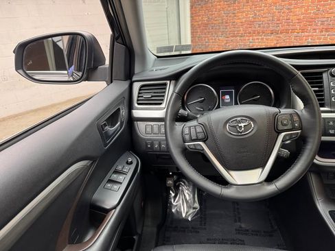 Used 2019 Toyota Highlander AWD V6 image 13