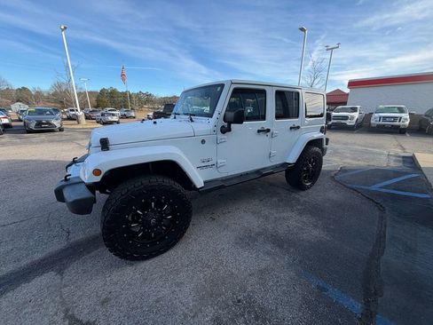 Used 2017 Jeep Wrangler Unlimited Sahara w/ Connectivity Group image 3