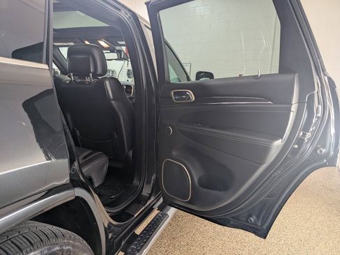 Used 2015 Jeep Grand Cherokee Overland w/ Advanced Technology Group AWD/4WD image 18