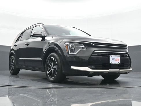 Used 2023 Kia Niro SX image 24