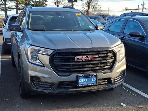 Used 2023 GMC Terrain SLE w/ Driver Convenience Package image 2