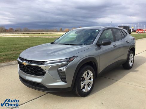 Used 2024 Chevrolet Trax LS w/ Driver Confidence Package image 8