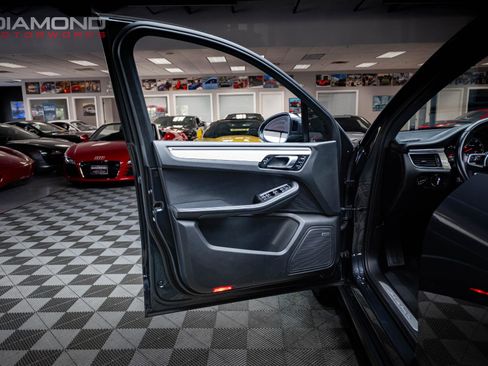 Used 2018 Porsche Macan Turbo image 14