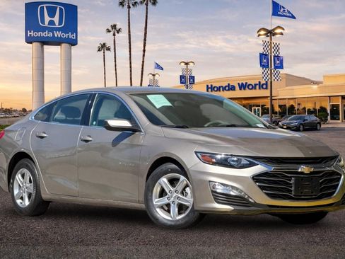 Used 2022 Chevrolet Malibu LT FWD image 2