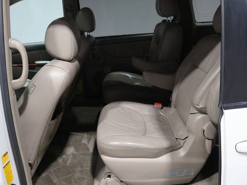 Used 2005 Toyota Sienna XLE image 18