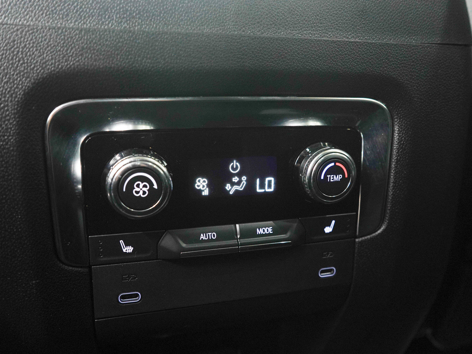 Used 2025 GMC Yukon Denali w/ Sun & Power Step Package AWD/4WD image 17