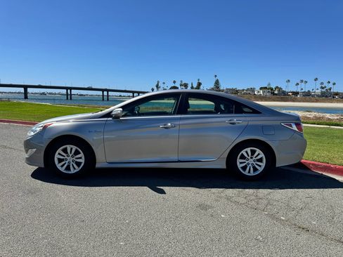 Used 2012 Hyundai Sonata Hybrid w/ Leather Pkg FWD image 2