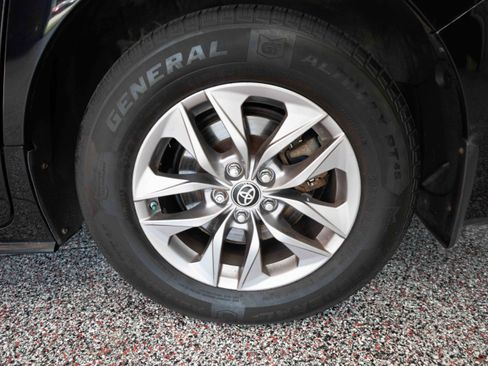 Used 2021 Toyota Sienna XLE FWD image 30