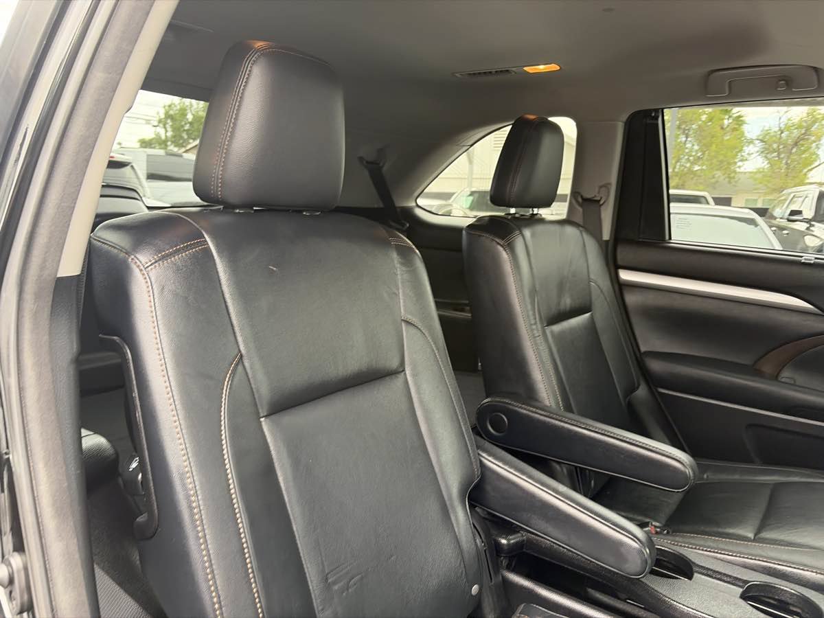 Used 2014 Toyota Highlander XLE FWD image 25