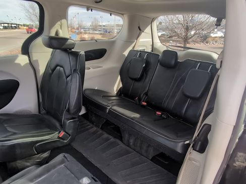 Used 2018 Chrysler Pacifica Limited image 28