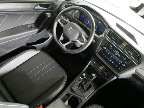 Used 2024 Volkswagen Tiguan SE w/ Panoramic Sunroof Package image 9