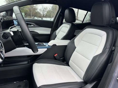 Used 2025 Chevrolet Equinox EV LT image 15
